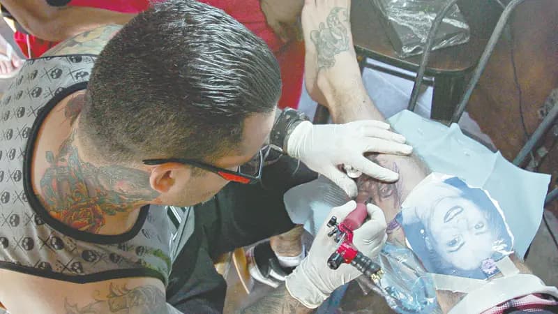 Tatuador em ação durante a 1ª Cabra da Peste Expo Tattoo 2014 no Kukukaya